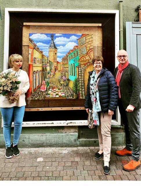 Über die Aufwertung der Fassade nach dem Brand im Dezember 2020 freuen sich die Künstlerin Hila Hasannija, Bürgermeisterin Monika Kabs und Mathias Münzenberger von der Gemeinschaft der Roßmarktstraße | Foto: Nikolaus Meyer