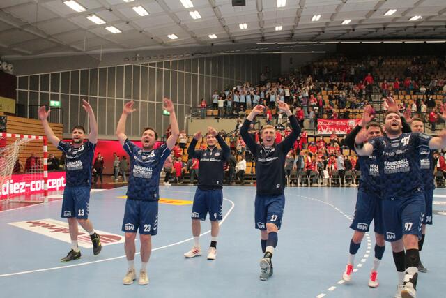 Die Mannschaft von Bietigheim feierte nach dem Auswärtssieg mit ihren Fans (Foto Michael Sonnick)