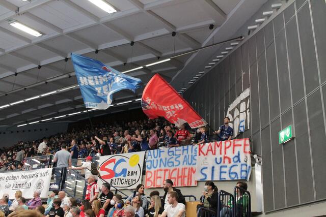 Die Fans von Bietigheim feierten den Auswärtssieg bei den Eulen (Foto Michael Sonnick)