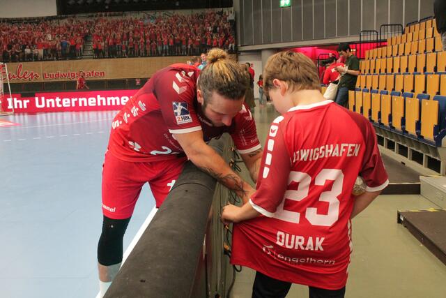 Pascal Durak gibt einem kleinen Eulen-Fan ein Autogramm (Foto Michael Sonnick)