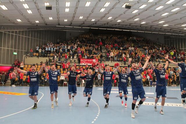 Die Mannschaft von Bietigheim feierte nach dem Auswärtssieg mit ihren Fans (Foto Michael Sonnick)