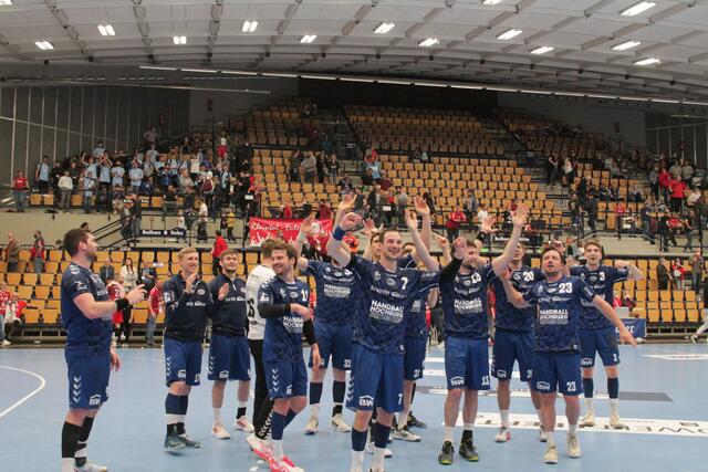 Die Mannschaft von Bietigheim feierte nach dem Auswärtssieg mit ihren Fans (Foto Michael Sonnick)