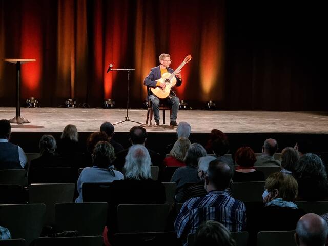 Konzertgitarrist Pavel Khlopovskiy, der 1989 aus Moskau nach Karlsruhe kam, an der Staatlichen Hochschule für Musik in Karlsruhe und der Musikakademie Basel studierte, und mehrfach international ausgezeichnet wurde.  | Foto: Gustai/Pixelgrün