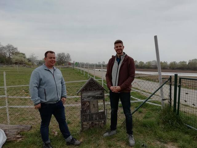 Alex Hüter (links) und Mark Becker (rechts) vor dem Wildbienenhotel auf Hüters kleiner Honigfarm | Foto: Julia Glöckner