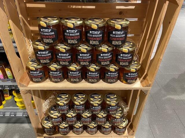 100 Gläser Honig aus Eigenproduktion verkauft Edeka Stiegler pro Jahr. Ab 2024 sollen mit vier statt bislang zwei Bienenstöcken auf dem Dach die doppelte Menge geerntet werden. | Foto: Julia Glöckner