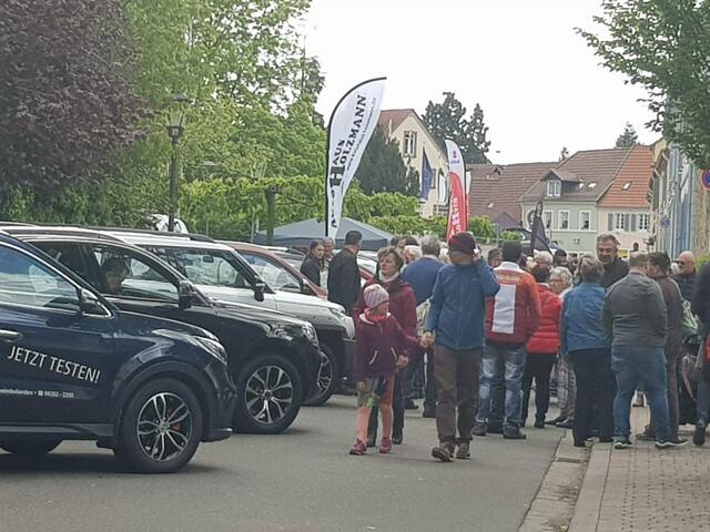 Autofans kommen bei der Automeile voll auf ihre Kosten   | Foto: Claudia Bardon