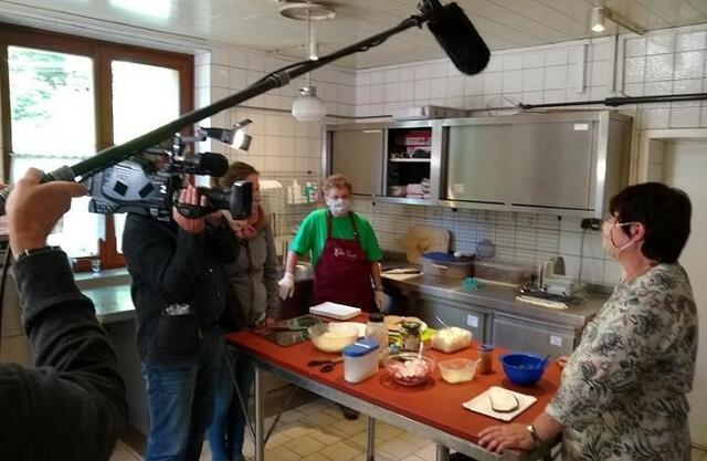 Der SWR dreht aktuell eine Reportage über das Finanzierungsprojekt, das Hüttenleben im Pfälzerwald, insbesondere auf der Nellohütte. Thema der Reportage ist auch der Naturpark.  | Foto: Nelloclub