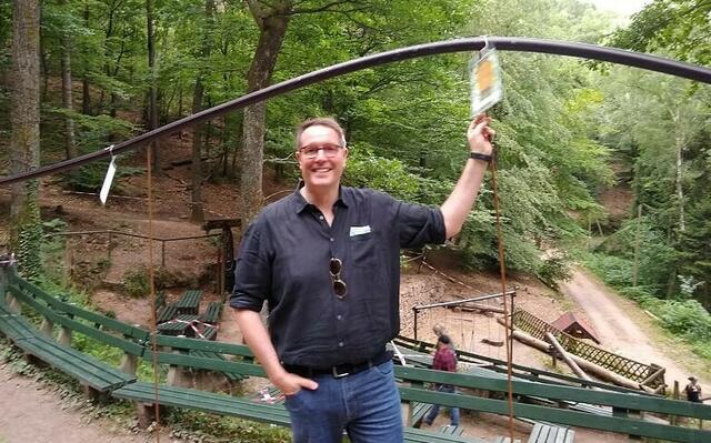 Alexander Schweitzer, Minister für Arbeit, Soziales, Transformation und Digitalisierung mit seiner Urkunde an der Pipeline | Foto: Nelloclub