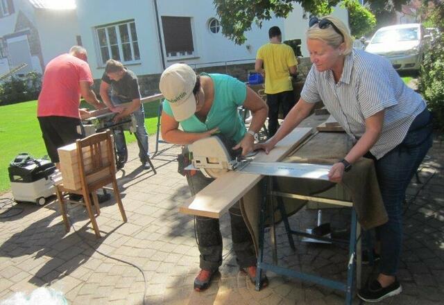 Die Säge wird beim Bettenbau angesetzt. | Foto: Nelloclub