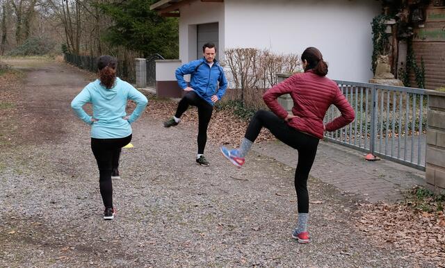 Der Personal Trainer möchte mit seinen Kunden erreichen, dass sie schnell Fortschritte machen und sie ihr Wohlbefinden steigern.