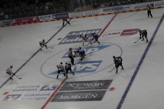 Spielbeginn zwischen den Adler Mannheim und den Eisbären Berlin (Foto Michael Sonnick)