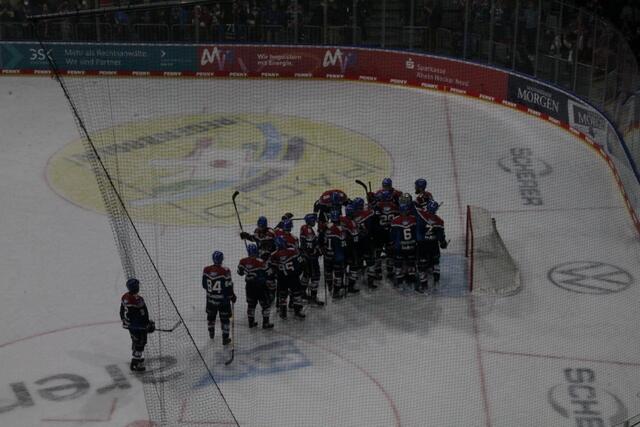 Das Adler-Team bedankte sich nach dem Spiel bei Torhüter Felix Brückmann (Foto Michael Sonnick)