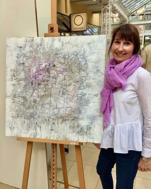 Diane Kreuter mit einem ihrer Kunstwerke | Foto: Tina Krauß