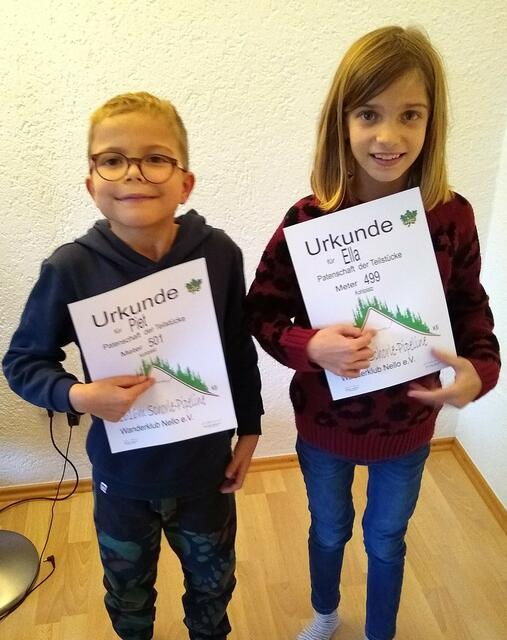 Piet und Ella erhalten eine Urkunde für ihren Kauf.  | Foto: Nelloclub