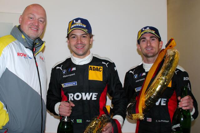 ROWE-Teamchef Hans-Peter Naundorf mit seinen siegreichen BMW-Piloten (Foto Michael Sonnick)