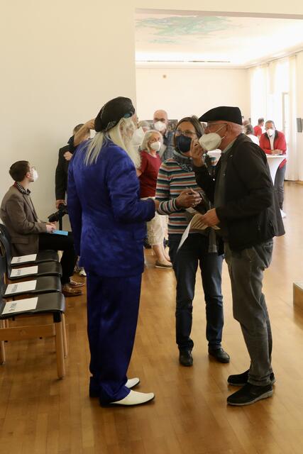 Der Künstler Ohlhäuser im Gespräch | Foto: Johann-Peter Melder