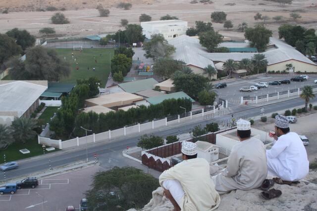 Wenn es in Muscat Abend wird. Zaungäste beim Fußball | Foto: © www.jowapress.de