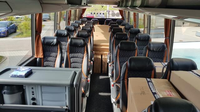 Der teilbeladene Bus, der auch Ausruheort ist für der Feuerwehrfahrer | Foto: www.jowapress.de