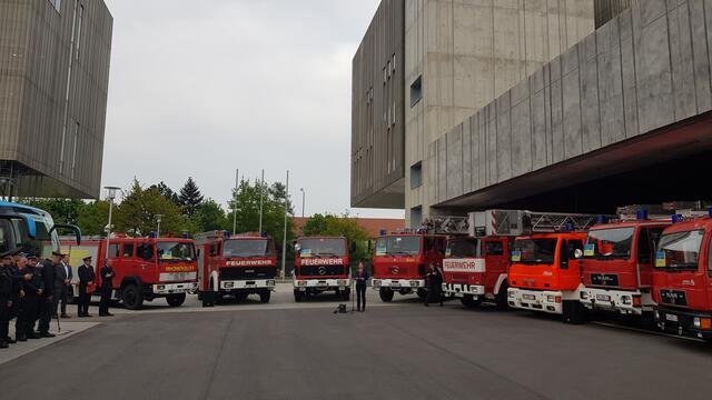 Vielfalt der Fahrzeuge: "Mercedes", "MAN", "Magirus" etc. vor dem Start. Angetreten in der Hauptfeuerwehrwache Karlsruhe.  | Foto: www.jowapress.de