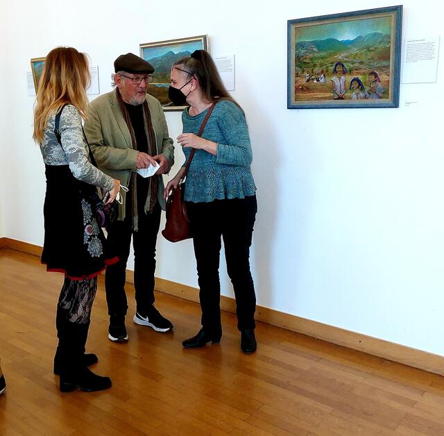 Künstler Fred Feuerstein umlagert | Foto: Brigitte Melder