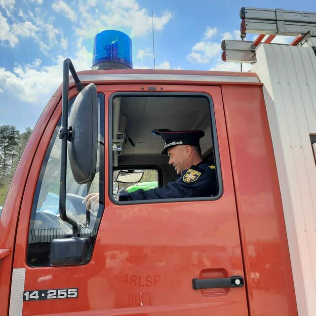 Einweisung: Ein ukrainischer Kollege sitzt jetzt im Fahrzeug der Durlacher Feuerwehr | Foto: Quelle Feuerwehr Durlach