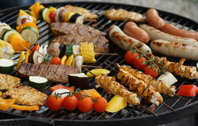 Auch wenn es anstrengend klingt: Wer jetzt im Garten alles vorbereitet, der kann im Sommer die Zeit genießen. Zum Beispiel mit einem genussvollen Grillabend | Foto: suju-foto_pixabay
