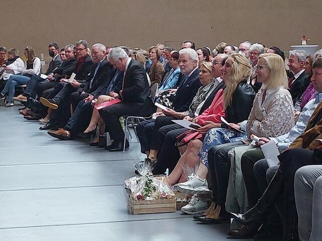 Erste Reihe mit Prominenz aus nah und fern | Foto: Brigitte Melder