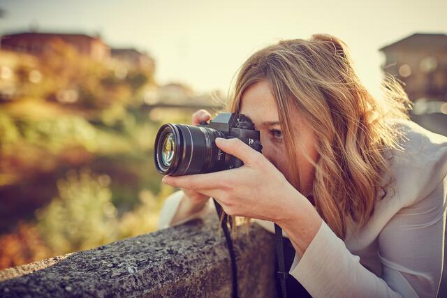Das Thema Fotografie steht hoch im Kurs: Gute Fotos sind keine Hexerei vom Grundkurs über Portrait bis hin zu ästhetischer Aktfotografie werden im Sommerprogramm der vhs Neustadt theoretische Kenntnisse ebenso geschult wie die Handhabung in der Praxis unter Nutzung des natürlichen Lichts.