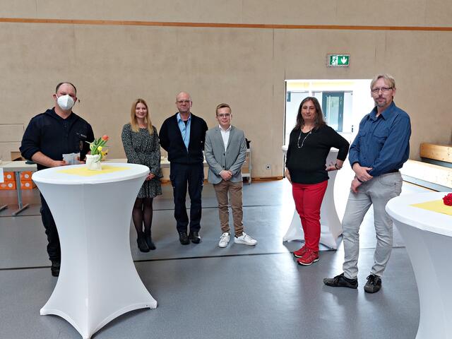 Helferlein stehen bereit für den späteren Ausschank, Jannik Melzer auch dabei | Foto: Brigitte Melder