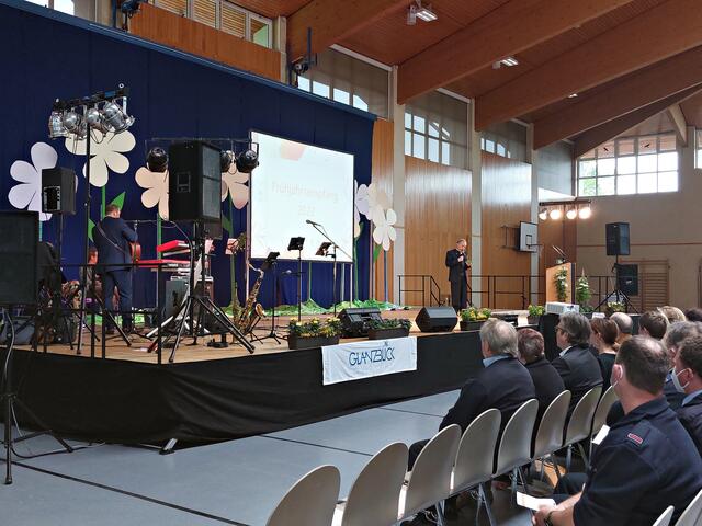 Band Glanzblick und Moderataor Hans Simon | Foto: Brigitte Melder