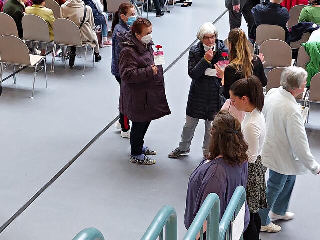 Vor dem Eingang hatte es rote Nelken gegeben | Foto: Brigitte Melder