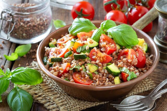 Die Natur beschenkt uns mit den besten Zutaten, um vitaminreiche Gemüse und Salate auf den Tisch zu bringen. Neben dem Einmaleins des Kochens können neue Rezepte für den leichten Genuss, aber auch verschiedene Leckereien aus aller Welt kennengelernt werden.