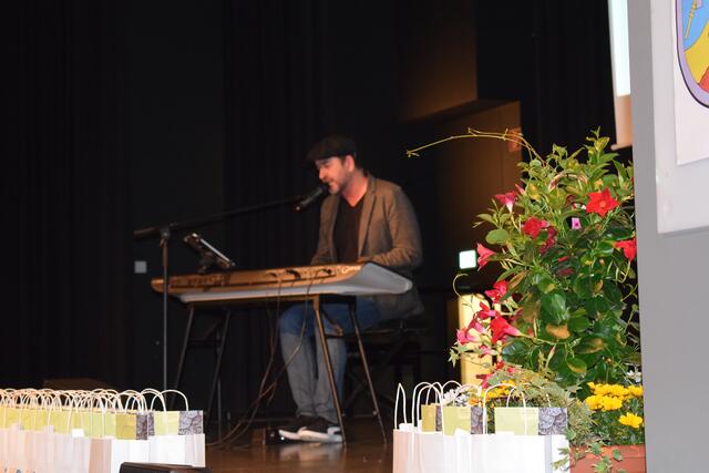 Die musikalische Begleitung des Abends übernahm Mario Siegmayer von der Kreismusikschule | Foto: B. Bender