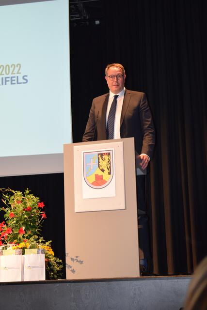 Grußworte von Alexander Schweitzer . . .  | Foto: B. Bender