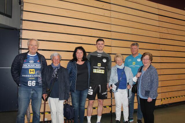 Jannis Schneibel (Bildmitte) mit seiner Familie (Foto Michael Sonnick)