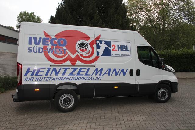 Der IVECO-Transporter von den Eulen Ludwigshafen (Foto Michael Sonnick)