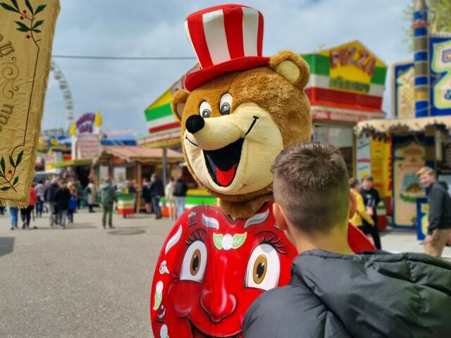 Beim Empfang des Oberbürgermeisters am Sonntag, 8. Mai, gibt es beim Maskottchen der Schaustellerinnen und Schausteller, dem Team des Büros für Tourismus und dem Maskottchen der Metzgerinnung zahlreiche Gutscheine zu gewinnen | Foto: Büro für Tourismus der Stadt Landau