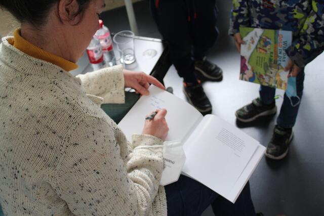 Die Kinder bekamen ihr Buch von der Autorin signiert | Foto: bas
