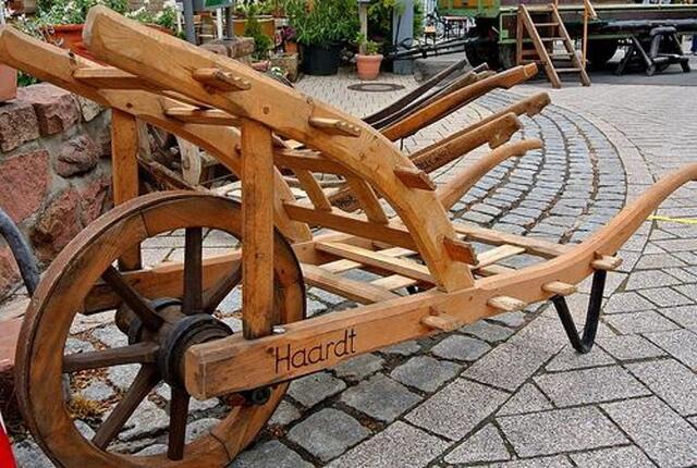 Mit dem traditionellen Schubkarrenrennen um 15 Uhr am Vatertag (Christi Himmelfahrt) erreicht das Weinfest seinen Höhepunkt.
