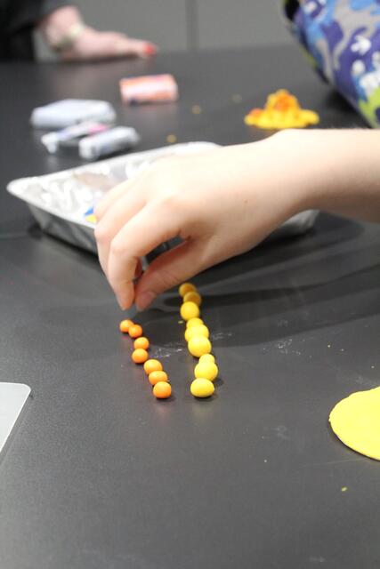 Für ein Amulett benötigte man viele Fimo-Kugeln | Foto: bas