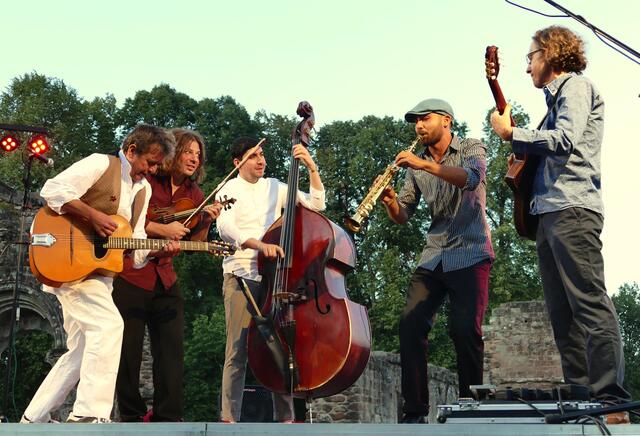 Am Sonntag, 22. Mai, sorgt die Gruppe „Absinto Orkestra“ ab 13 Uuhr beim Haardter Weinfest mit temperamentvollen Balkan-Klängen für gute Stimmung.