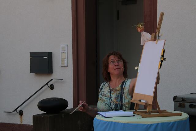 Anke Scholz adaptiert die heitere, verschmitzt-hintersinnige szenische Lesung mit Puppen | Foto: Franz-Walter Mappes