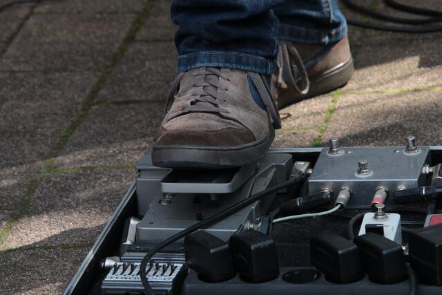 Ein Gitarrist spielt auch mit den Füßen | Foto: Franz-Walter Mappes