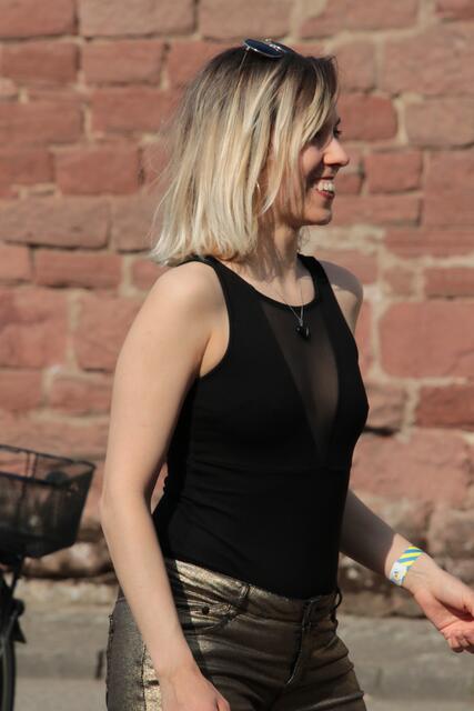 Man hört sich auch gerne mal selber zu und tanzt neben der Bühne zum Balkan-Beat | Foto: Franz-Walter Mappes