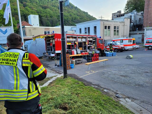 Die Ruhe nach dem "Sturm": Die meisten Einsatzfahrzeuge der Neustadter Feuerwehr befinden sich nach über 9 Stunden Löscheinsatz im Rückzug. | Foto: Markus Pacher