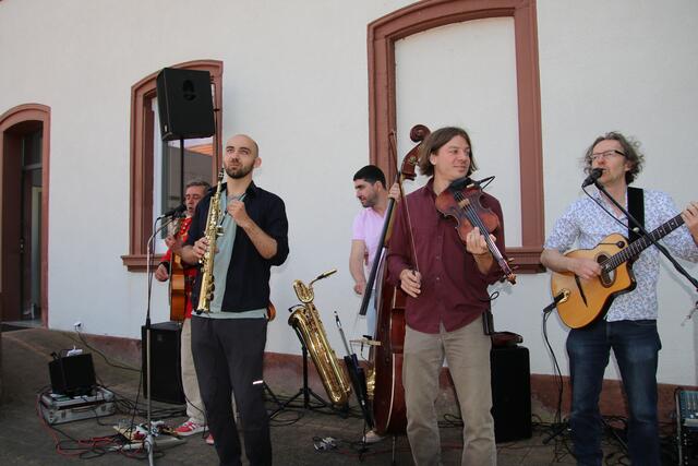 Das Absinto Orkestra spielt hinter dem Rathaus in Herxheimnweyher auf | Foto: Franz-Walter Mappes