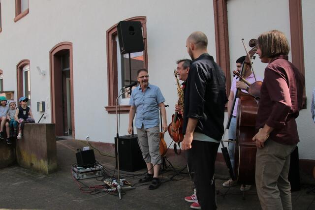 Bürgermeister Dr. Markus Müller dankte den Musikern für ihr geniales Spiel | Foto: Franz-Walter Mappes