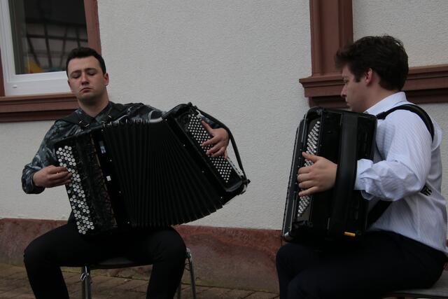 Zwei junge höchstbegabte Akkordeonisten im Hof des Rathauses von Herxheimweyher | Foto: Franz-Walter Mappes