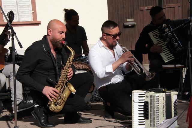 Sie haben mit Peter Fox, Arto Lindsay und 2Raumwohnung zusammengearbeitet, nun waren sie in Herxheimweyher zu Gast | Foto: Franz-Walter Mappes