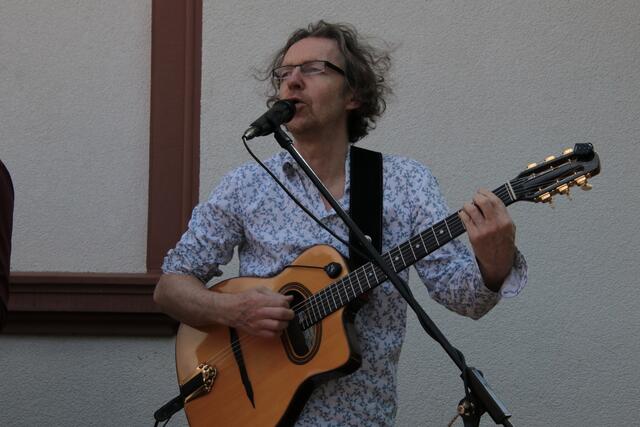 Der Balkan-Beat-Express rattert ungebremst durch Herxheimweyher | Foto: Franz-Walter Mappes